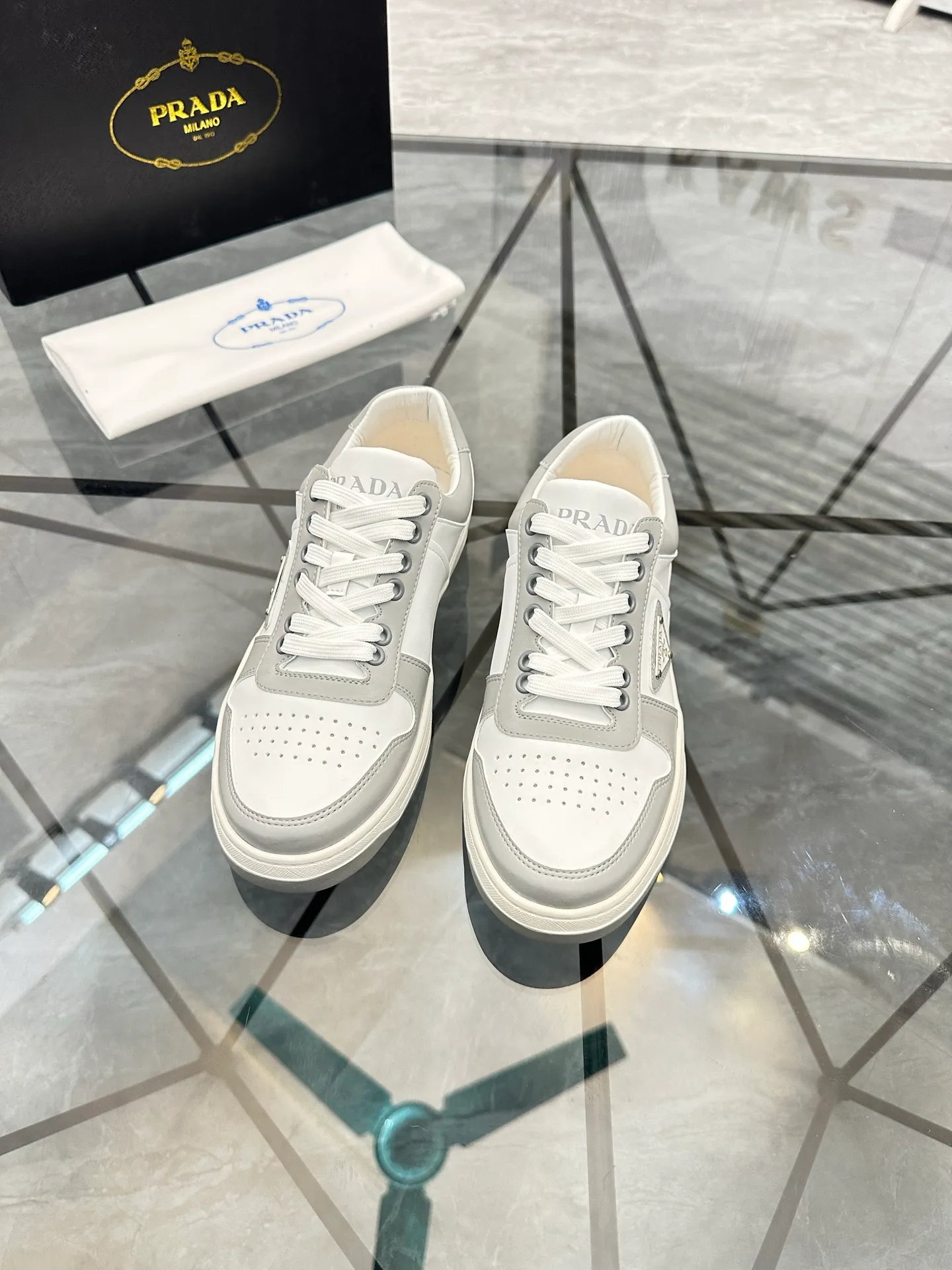 Men's shoes: 💰P400¥ Product trademark: Prada *"Prada*" low-top casual shoes Regular size: 38-44 (can be customized to 45) Product materials: imported cowhide upper, sheepskin lining, original outsole. Number: 020